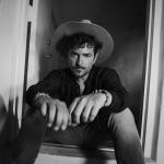 artist image Tommy Torres feat. Ricardo Arjona Mientras Tanto (feat. Ricardo Arjona) 12 Historias (With Digital Booklet)